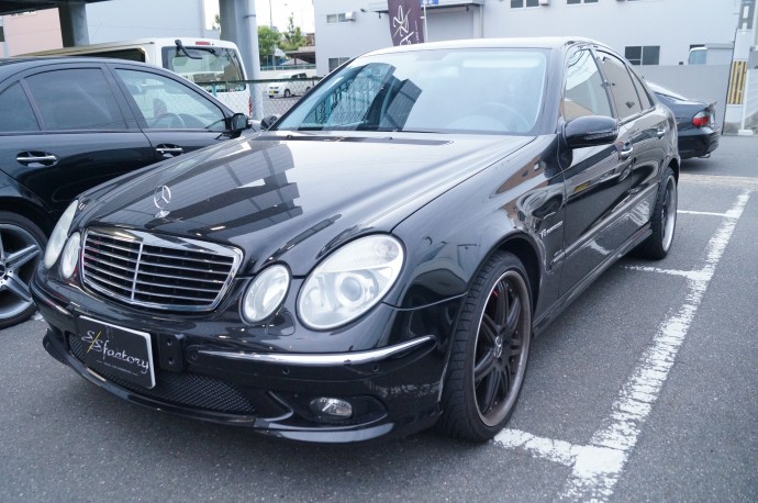 O様のE５５ AMG　修理入庫です。