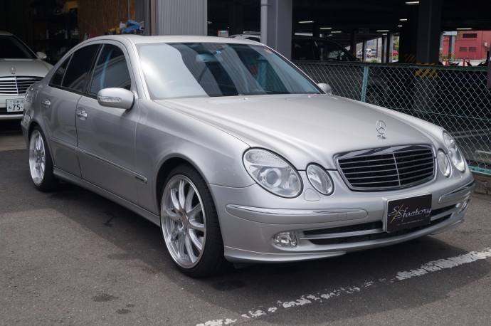 ベンツ　E500　車検入庫